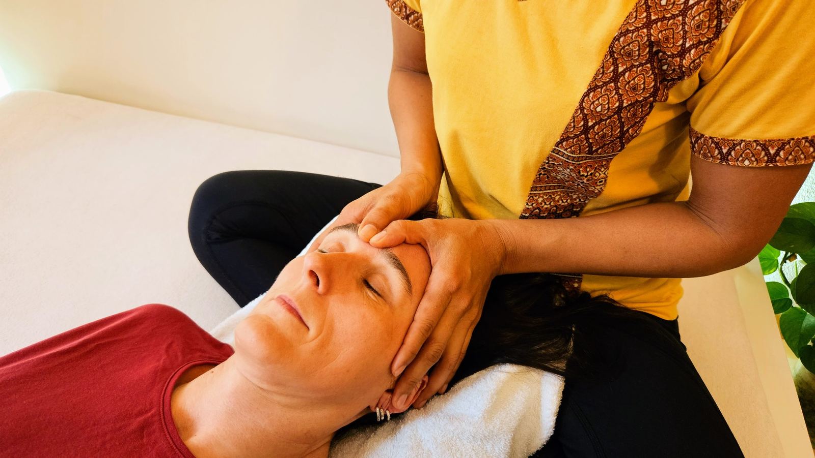 Kun bei einer Kopfmassage